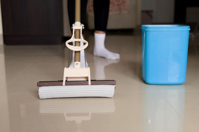 Неделями можно не мыть полы: 1 ложка этого средства избавит от мук уборки